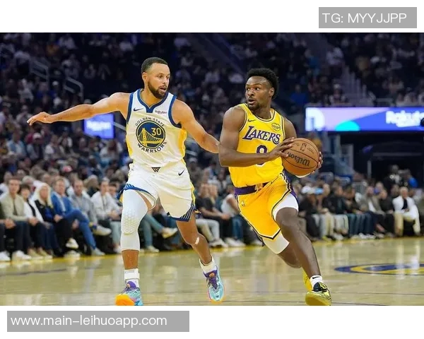 东詹里训练状态回暖湖人官方分享球队备战照片展现团结精神